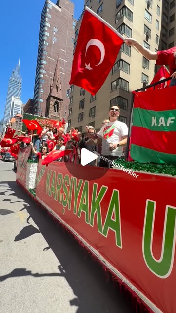 🟢🔴 İzmir’in köklü kulüplerinden Karşıyaka’nın taraftarları da New York sokaklarında Türk bayraklarıyla yürüdü. @karsiyaka_usa