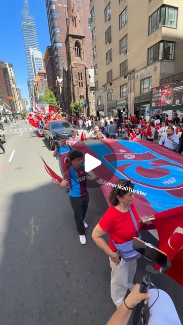 🇹🇷 Trabzon Spor USA Derneği de New York’taki Türk Günü Yürüyüşü’nde horon tepti, korteje renk kattı.