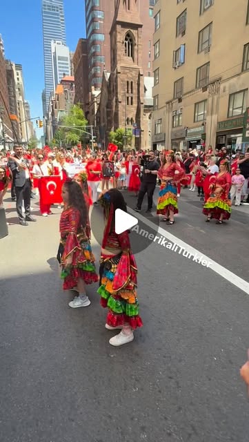 🇹🇷 Atatürk Okulu öğrencileri, sergiledikleri dans gösterileriyle New York Türk Günü Yürüyüşü’ne renk kattı. @ny_ataturk_okulu
