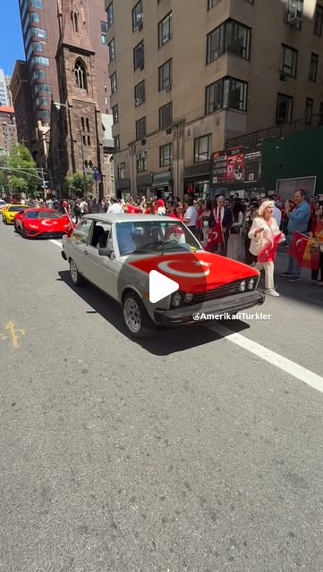 🇹🇷🚗 Turkish Car Club @turkishcarnj üyeleri de New York’taki Türk Günü Yürüyüşü’nde konvoyları ve araçlarıyla yerini aldı. Madison Avenue boyunca ilerleyen Türk bayraklı araçlar yürüyüşe renk kattı.