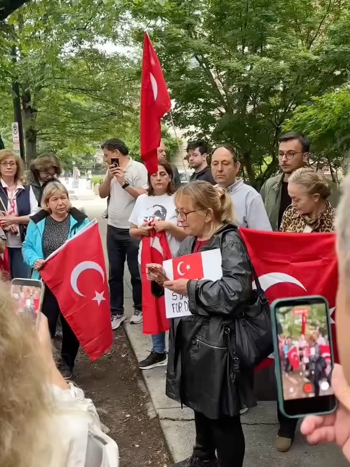 ABD’nin farklı kentlerinde yaşayan CHP gönüllüleri ve Türkiye’deki siyasi süreci yakından takip eden vatandaşlar, CHP kurultayına ilişkin verilen “mutlak butlan” kararına tepki göstermek amacıyla sokaklara çıktı.
Chicago, Los Angeles, Washington DC, New York, Boston ve Miami’de düzenlenen eş zamanlı protestolarda katılımcılar Türk bayrakları taşıdı, demokrasi ve millet iradesi vurgusu yapan pankartlar açtı.
Organizasyonu düzenleyen gruplar, yapılan açıklamalarda yaşanan sürecin yalnızca CHP’nin değil, Türkiye’deki demokratik düzenin geleceğini ilgilendirdiğini savundu. Protestolarda sık sık “Demokrasi için”, “Sessiz kalma sesini duyur”, “Birlikte daha güçlüyüz” ve “Bu daha başlangıç, mücadeleye devam” sloganları atıldı.
Washington DC’de AKP temsilciliği önünde toplanan vatandaşlar adına yapılan konuşmalarda, seçilmiş makamların yargı kararlarıyla şekillendirilmesinin halkın sandıkta ortaya koyduğu iradeyi zedelediği ifade edildi. Açıklamalarda, “Bugün CHP’ye yapılan yarın başka bir siyasi partiye de yapılabilir” mesajı verilerek tüm kesimlerin demokrasiye sahip çıkması gerektiği belirtildi.
New York’taki Union Square buluşmasında ise katılımcılar, Türkiye’de yaşanan gelişmeleri endişeyle takip ettiklerini dile getirirken, bazı vatandaşlar gözyaşları içinde açıklamaları dinledi. Protestocular, sürecin bir parti tartışmasının ötesinde temel demokratik haklarla ilgili olduğunu savundu.
Kaynak : @serrakaracam